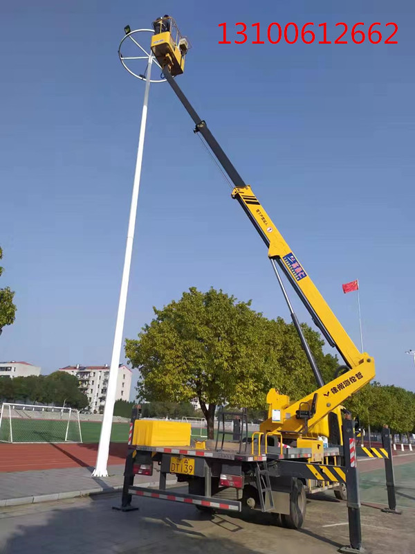 輕型伸縮臂高空車(chē)更換照明路燈施工現(xiàn)場(chǎng)，效率高
